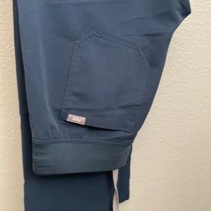 Figs Livingston Basic Small Dark Arbor